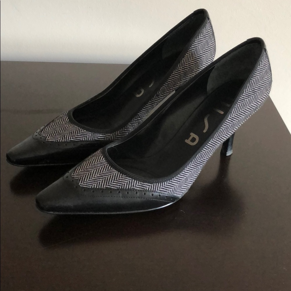 Shoes with herringbone design